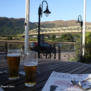 Cervecitas en la terraza del hotel en Ballachulish hotel en ballachuish