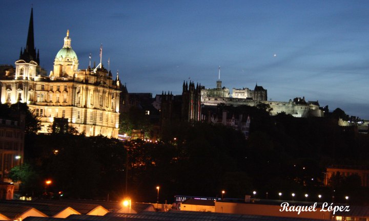Noche sobre la estación de Edimburgo