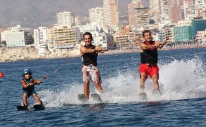 Aquí Humberto, casi con 80 años, esquiando sobre el mar con su hijo y su n ieto