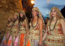 Desfile previo a la Embajada Beduina