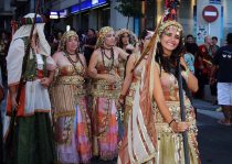 Desfile previo a la Embajada Beduina