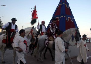 Embajadores Contrabandistas llegando al castillo