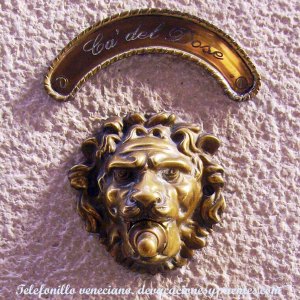 Venecia tiene unos telefonillos de lo más llamativos