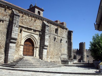 iglesiaconcastilloalfondo