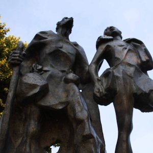 El lazarillo de Tormes junto al puente romano