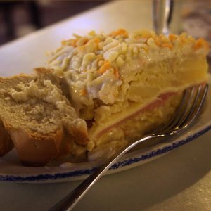 Tortilla de patata rellena  con mayonesa 