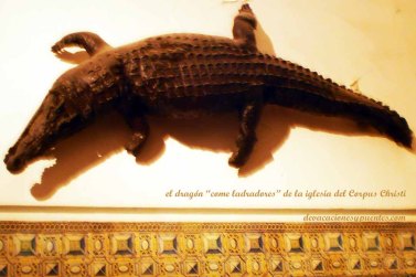 El "dragón" petrificado entre frescos que narran la vida de Jesús en la iglesia