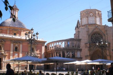 Plaza de la Virgen, con la iglesia de los desamparados y la catedral al fondo