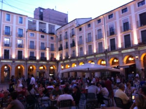 Plaça de Dins. Perfecta para tomar algo por la noche