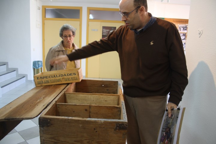 El cronista Bernardo mostrando los cajones fabricados para vender el turrón por los pueblos.