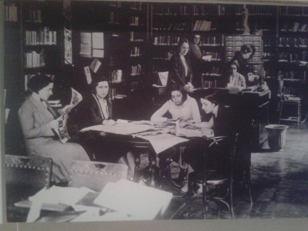 Tertulia de mujeres en la Residencia de Estudiantes para señoritas de María de Maeztu