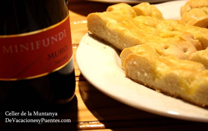 La Cata la acompañan con un almuerzo alicantino a base de embutidos de la montaña, cocas y "pa de forner", hoy un pan de aceite riquísimo que antaño se utilizaba para enfriar el horno como una masa "pobre".