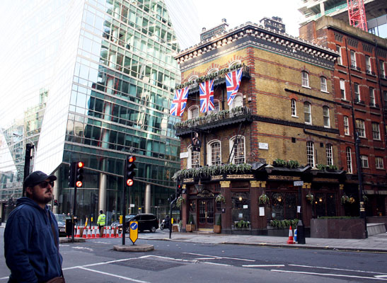 El mítico pub del siglo XIX que ha sobrevivido intacto a los bombardeos de la II Guerra Mundial y el desarrollo de la calle a base de modernos edificios acristalados